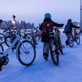Koululaiset polkevat ahkerasti kouluun talvella Oulussa.