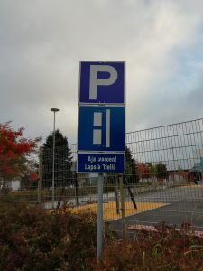 Liikennemerkki koulun pihalla. Aja varoen lapsia tiellä.