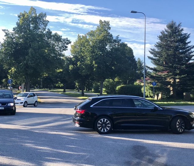 Kuva Moision koulun saattoliikenteestä. Koululaiset joutuvat toistaiseksi pyöräilemään ruuhkaisen saattoliikenteen läpi koulun pihalle tai pysäköintialueen toisessa päässä jatkuvalle pyöräilyväylälle. Fiksusti kouluun -tiimin kartoituksen pohjalta suunnitellaan kävelyn ja pyöräilyn väylän merkitsemistä pysäköintialueen reunaan.